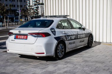 Tel Aviv, İsrail, 6 Şubat 2024. İsrail 'in simgesel ve simgesel bir şehri olan Tel Aviv' in şehir merkezine park edilmiş polis arabası.
