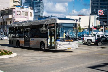 Tel Aviv, İsrail - 6 Şubat 2024 Yerel İsrail otobüsü Tel Aviv şehir merkezinde, sembolik ve sembolik bir şehir olan