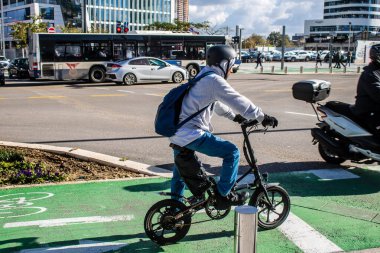 Tel Aviv, İsrail, 6 Şubat 2024 İsrail 'in simgesel ve simgesel bir şehri olan Tel Aviv sokaklarında yuvarlanan insanlar