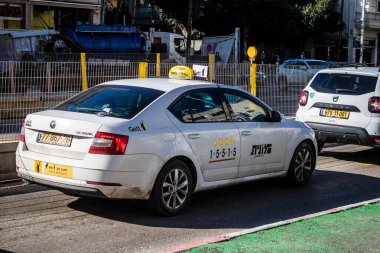 Tel Aviv, İsrail, 6 Şubat 2024 İsrail taksisi İsrail 'in simgesel ve simgesel bir şehri olan Tel Aviv sokaklarında sürüyor.