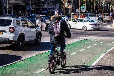 Tel Aviv, İsrail, 6 Şubat 2024 İsrail 'in simgesel ve simgesel bir şehri olan Tel Aviv sokaklarında yuvarlanan insanlar