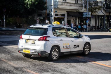 Tel Aviv, İsrail, 6 Şubat 2024 İsrail taksisi İsrail 'in simgesel ve simgesel bir şehri olan Tel Aviv sokaklarında sürüyor.
