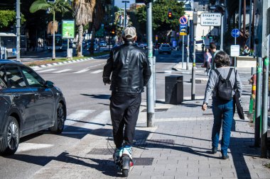 Tel Aviv, İsrail, 6 Şubat 2024 İsrail 'in simgesel ve simgesel bir şehri olan Tel Aviv sokaklarında yuvarlanan insanlar