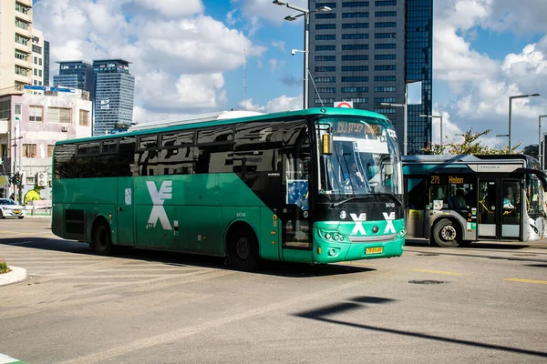 Tel Aviv, İsrail - 6 Şubat 2024 Yerel İsrail otobüsü Tel Aviv şehir merkezinde, sembolik ve sembolik bir şehir olan