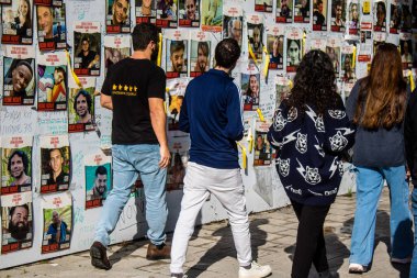 Tel Aviv, İsrail, 6 Şubat 2024 İsrail 'in simgesel ve simgesel bir şehri olan Tel Aviv sokaklarında yürüyen insanlar