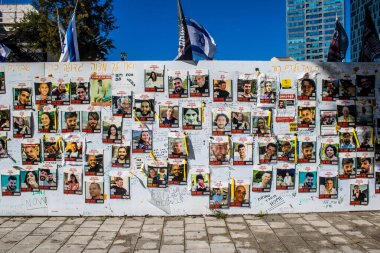 Tel Aviv, İsrail - 6 Şubat 2024 Hamas 'ın 7 Ekim 2023' teki terör saldırısı sırasında kaçırdığı rehinelerin yüzlerinin afişleri İsrail 'de Tel Aviv sokaklarında sergileniyor.