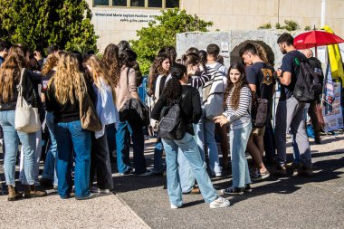 Tel Aviv, İsrail - 6 Şubat 2024 İsrailli gençler Tel Aviv 'deki Rehineler Meydanı' nı ziyaret ederek Gazze 'de esir tutulan 100 rehinenin anısına. İnsanlar düzenli olarak rehine ailelerini desteklemek için toplanır.