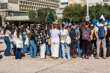 Tel Aviv, İsrail - 6 Şubat 2024 İsrailli gençler Tel Aviv 'deki Rehineler Meydanı' nı ziyaret ederek Gazze 'de esir tutulan 100 rehinenin anısına. İnsanlar düzenli olarak rehine ailelerini desteklemek için toplanır.