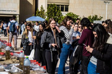 Tel Aviv, İsrail - 6 Şubat 2024 İsrailli gençler Tel Aviv 'deki Rehineler Meydanı' nı ziyaret ederek Gazze 'de esir tutulan 100 rehinenin anısına. İnsanlar düzenli olarak rehine ailelerini desteklemek için toplanır.