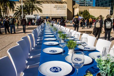 Tel Aviv, İsrail - 6 Şubat 2024 Rehine Meydanı insanların 7 Ekim 2023 'te Hamas tarafından gerçekleştirilen katliamı resmetmek ve organize etmek istedikleri Tel Aviv Sanat Müzesi önünde