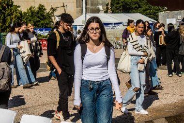 Tel Aviv, İsrail - 6 Şubat 2024 İsrailli gençler Tel Aviv 'deki Rehineler Meydanı' nı ziyaret ederek Gazze 'de esir tutulan 100 rehinenin anısına. İnsanlar düzenli olarak rehine ailelerini desteklemek için toplanır.