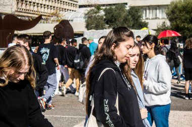 Tel Aviv, İsrail - 6 Şubat 2024 İsrailli gençler Tel Aviv 'deki Rehineler Meydanı' nı ziyaret ederek Gazze 'de esir tutulan 100 rehinenin anısına. İnsanlar düzenli olarak rehine ailelerini desteklemek için toplanır.