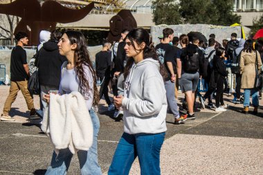 Tel Aviv, İsrail - 6 Şubat 2024 İsrailli gençler Tel Aviv 'deki Rehineler Meydanı' nı ziyaret ederek Gazze 'de esir tutulan 100 rehinenin anısına. İnsanlar düzenli olarak rehine ailelerini desteklemek için toplanır.