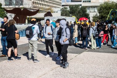 Tel Aviv, İsrail - 6 Şubat 2024 İsrailli gençler Tel Aviv 'deki Rehineler Meydanı' nı ziyaret ederek Gazze 'de esir tutulan 100 rehinenin anısına. İnsanlar düzenli olarak rehine ailelerini desteklemek için toplanır.