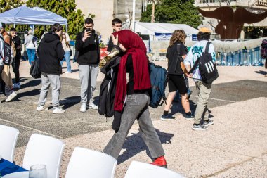 Tel Aviv, İsrail - 6 Şubat 2024 İsrailli gençler Tel Aviv 'deki Rehineler Meydanı' nı ziyaret ederek Gazze 'de esir tutulan 100 rehinenin anısına. İnsanlar düzenli olarak rehine ailelerini desteklemek için toplanır.