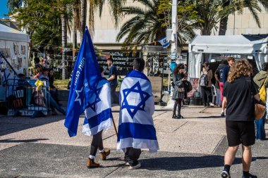Tel Aviv, İsrail - 6 Şubat 2024 İsrailli gençler Tel Aviv 'deki Rehineler Meydanı' nı ziyaret ederek Gazze 'de esir tutulan 100 rehinenin anısına. İnsanlar düzenli olarak rehine ailelerini desteklemek için toplanır.