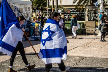 Tel Aviv, İsrail - 6 Şubat 2024 İsrailli gençler Tel Aviv 'deki Rehineler Meydanı' nı ziyaret ederek Gazze 'de esir tutulan 100 rehinenin anısına. İnsanlar düzenli olarak rehine ailelerini desteklemek için toplanır.