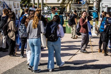 Tel Aviv, İsrail - 6 Şubat 2024 İsrailli gençler Tel Aviv 'deki Rehineler Meydanı' nı ziyaret ederek Gazze 'de esir tutulan 100 rehinenin anısına. İnsanlar düzenli olarak rehine ailelerini desteklemek için toplanır.