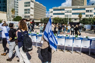 Tel Aviv, İsrail - 6 Şubat 2024 İsrailli gençler Tel Aviv 'deki Rehineler Meydanı' nı ziyaret ederek Gazze 'de esir tutulan 100 rehinenin anısına. İnsanlar düzenli olarak rehine ailelerini desteklemek için toplanır.