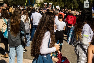 Tel Aviv, İsrail, 7 Şubat 2024 İsrailli gençler, 7 Ekim 2023 'teki terör saldırısının ardından Gazze' deki 139 rehinenin anısına Tel Aviv 'deki Rehine Meydanı' nda toplandılar.