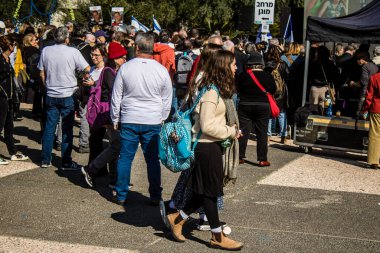 Tel Aviv, İsrail, 7 Şubat 2024 İsrailli gençler, 7 Ekim 2023 'teki terör saldırısının ardından Gazze' deki 139 rehinenin anısına Tel Aviv 'deki Rehine Meydanı' nda toplandılar.