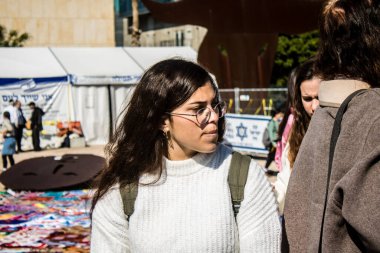 Tel Aviv, İsrail, 7 Şubat 2024 İsrailli gençler, 7 Ekim 2023 'teki terör saldırısının ardından Gazze' deki 139 rehinenin anısına Tel Aviv 'deki Rehine Meydanı' nda toplandılar.