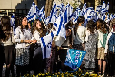 Tel Aviv, İsrail, 7 Şubat 2024 İsrailli gençler, 7 Ekim 2023 'teki terör saldırısının ardından Gazze' deki 139 rehinenin anısına Tel Aviv 'deki Rehine Meydanı' nda toplandılar.