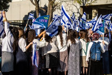 Tel Aviv, İsrail, 7 Şubat 2024 İsrailli gençler, 7 Ekim 2023 'teki terör saldırısının ardından Gazze' deki 139 rehinenin anısına Tel Aviv 'deki Rehine Meydanı' nda toplandılar.