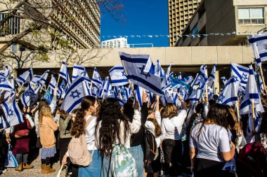 Tel Aviv, İsrail, 7 Şubat 2024 İsrailli gençler, 7 Ekim 2023 'teki terör saldırısının ardından Gazze' deki 139 rehinenin anısına Tel Aviv 'deki Rehine Meydanı' nda toplandılar.