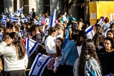 Tel Aviv, İsrail, 7 Şubat 2024 İsrailli gençler, 7 Ekim 2023 'teki terör saldırısının ardından Gazze' deki 139 rehinenin anısına Tel Aviv 'deki Rehine Meydanı' nda toplandılar.