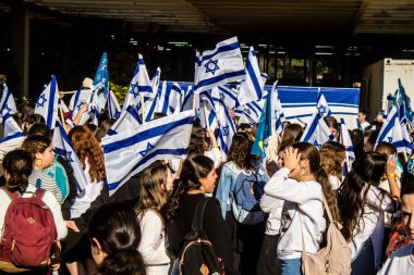 Tel Aviv, İsrail, 7 Şubat 2024 İsrailli gençler, 7 Ekim 2023 'teki terör saldırısının ardından Gazze' deki 139 rehinenin anısına Tel Aviv 'deki Rehine Meydanı' nda toplandılar.