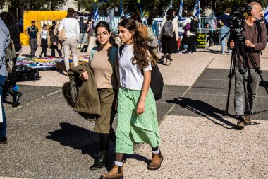 Tel Aviv, İsrail, 7 Şubat 2024 İsrailli gençler, 7 Ekim 2023 'teki terör saldırısının ardından Gazze' deki 139 rehinenin anısına Tel Aviv 'deki Rehine Meydanı' nda toplandılar.