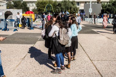 Tel Aviv, İsrail, 7 Şubat 2024 İsrailli gençler, 7 Ekim 2023 'teki terör saldırısının ardından Gazze' deki 139 rehinenin anısına Tel Aviv 'deki Rehine Meydanı' nda toplandılar.