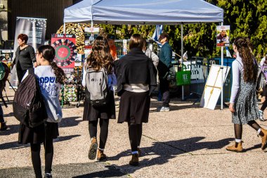 Tel Aviv, İsrail, 7 Şubat 2024 İsrailli gençler, 7 Ekim 2023 'teki terör saldırısının ardından Gazze' deki 139 rehinenin anısına Tel Aviv 'deki Rehine Meydanı' nda toplandılar.