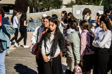 Tel Aviv, İsrail, 7 Şubat 2024 İsrailli gençler, 7 Ekim 2023 'teki terör saldırısının ardından Gazze' deki 139 rehinenin anısına Tel Aviv 'deki Rehine Meydanı' nda toplandılar.