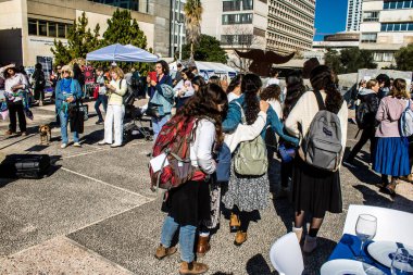 Tel Aviv, İsrail, 7 Şubat 2024 İsrailli gençler, 7 Ekim 2023 'teki terör saldırısının ardından Gazze' deki 139 rehinenin anısına Tel Aviv 'deki Rehine Meydanı' nda toplandılar.