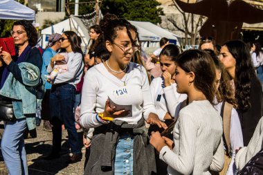 Tel Aviv, İsrail, 7 Şubat 2024 İsrailli gençler, 7 Ekim 2023 'teki terör saldırısının ardından Gazze' deki 139 rehinenin anısına Tel Aviv 'deki Rehine Meydanı' nda toplandılar.