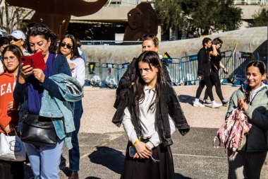 Tel Aviv, İsrail, 7 Şubat 2024 İsrailli gençler, 7 Ekim 2023 'teki terör saldırısının ardından Gazze' deki 139 rehinenin anısına Tel Aviv 'deki Rehine Meydanı' nda toplandılar.