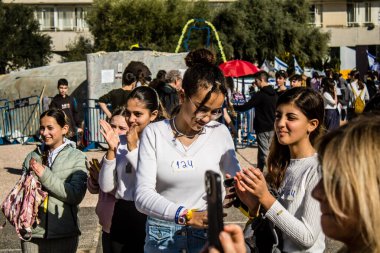 Tel Aviv, İsrail, 7 Şubat 2024 İsrailli gençler, 7 Ekim 2023 'teki terör saldırısının ardından Gazze' deki 139 rehinenin anısına Tel Aviv 'deki Rehine Meydanı' nda toplandılar.