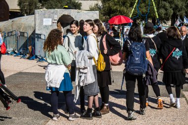 Tel Aviv, İsrail, 7 Şubat 2024 İsrailli gençler, 7 Ekim 2023 'teki terör saldırısının ardından Gazze' deki 139 rehinenin anısına Tel Aviv 'deki Rehine Meydanı' nda toplandılar.