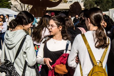 Tel Aviv, İsrail, 7 Şubat 2024 İsrailli gençler, 7 Ekim 2023 'teki terör saldırısının ardından Gazze' deki 139 rehinenin anısına Tel Aviv 'deki Rehine Meydanı' nda toplandılar.