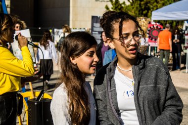 Tel Aviv, İsrail, 7 Şubat 2024 İsrailli gençler, 7 Ekim 2023 'teki terör saldırısının ardından Gazze' deki 139 rehinenin anısına Tel Aviv 'deki Rehine Meydanı' nda toplandılar.