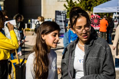 Tel Aviv, İsrail, 7 Şubat 2024 İsrailli gençler, 7 Ekim 2023 'teki terör saldırısının ardından Gazze' deki 139 rehinenin anısına Tel Aviv 'deki Rehine Meydanı' nda toplandılar.