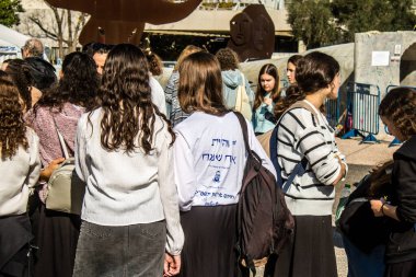 Tel Aviv, İsrail, 7 Şubat 2024 İsrailli gençler, 7 Ekim 2023 'teki terör saldırısının ardından Gazze' deki 139 rehinenin anısına Tel Aviv 'deki Rehine Meydanı' nda toplandılar.