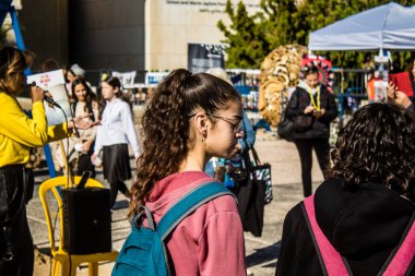 Tel Aviv, İsrail, 7 Şubat 2024 İsrailli gençler, 7 Ekim 2023 'teki terör saldırısının ardından Gazze' deki 139 rehinenin anısına Tel Aviv 'deki Rehine Meydanı' nda toplandılar.