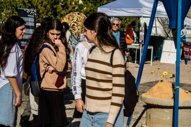 Tel Aviv, İsrail, 7 Şubat 2024 İsrailli gençler, 7 Ekim 2023 'teki terör saldırısının ardından Gazze' deki 139 rehinenin anısına Tel Aviv 'deki Rehine Meydanı' nda toplandılar.