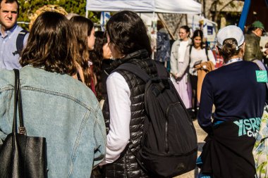 Tel Aviv, İsrail, 7 Şubat 2024 İsrailli gençler, 7 Ekim 2023 'teki terör saldırısının ardından Gazze' deki 139 rehinenin anısına Tel Aviv 'deki Rehine Meydanı' nda toplandılar.