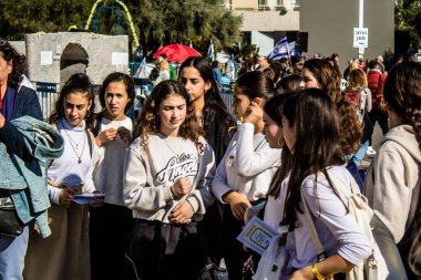 Tel Aviv, İsrail, 7 Şubat 2024 İsrailli gençler, 7 Ekim 2023 'teki terör saldırısının ardından Gazze' deki 139 rehinenin anısına Tel Aviv 'deki Rehine Meydanı' nda toplandılar.