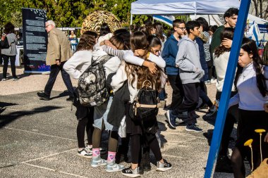 Tel Aviv, İsrail, 7 Şubat 2024 İsrailli gençler, 7 Ekim 2023 'teki terör saldırısının ardından Gazze' deki 139 rehinenin anısına Tel Aviv 'deki Rehine Meydanı' nda toplandılar.