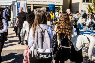 Tel Aviv, İsrail, 7 Şubat 2024 İsrailli gençler, 7 Ekim 2023 'teki terör saldırısının ardından Gazze' deki 139 rehinenin anısına Tel Aviv 'deki Rehine Meydanı' nda toplandılar.